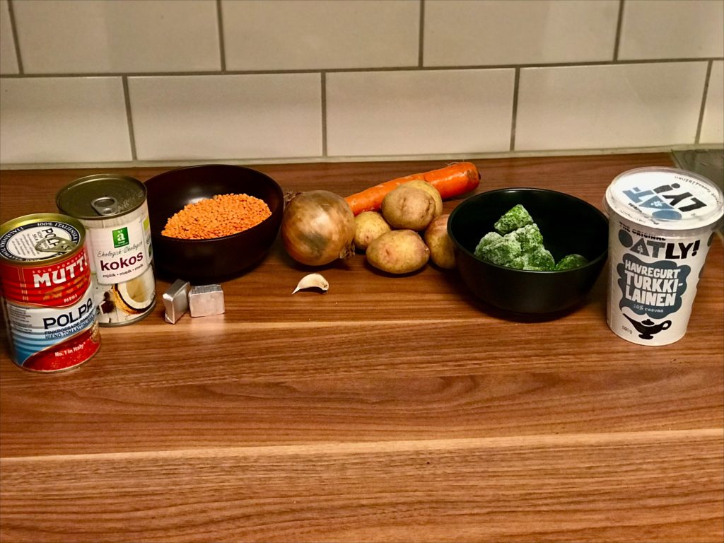 Ingredienser till en vegansk linsgryta